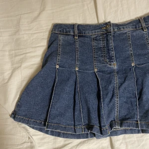 Kjol - Jeanskjol i storlek 42, passar M😊