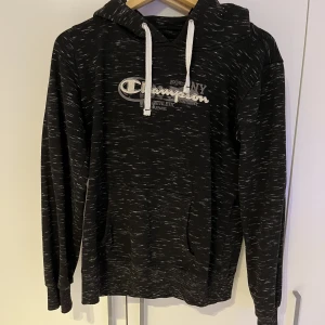 Champion hoodie - Bra skick knappt använd, byxorna säljs även med