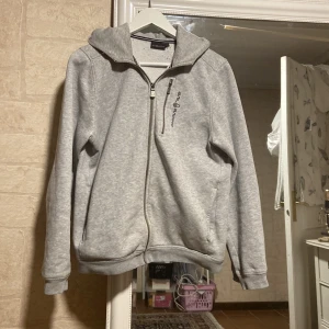 Sail racing zip hoodie - Säljer denna hoodie pga andvänder inte längre, jette bra skick och är i Stl 170 pris kan diskuteras vid snabb affär.