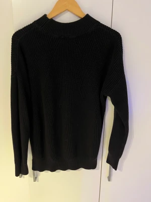 Stickad tröja - Den är i bra skick men hänger mycket på mig så jag sluta använda den