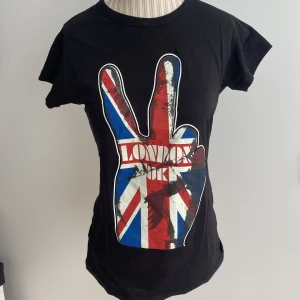 London UK T-shirt st S - London UK T-shirt st S Svart 