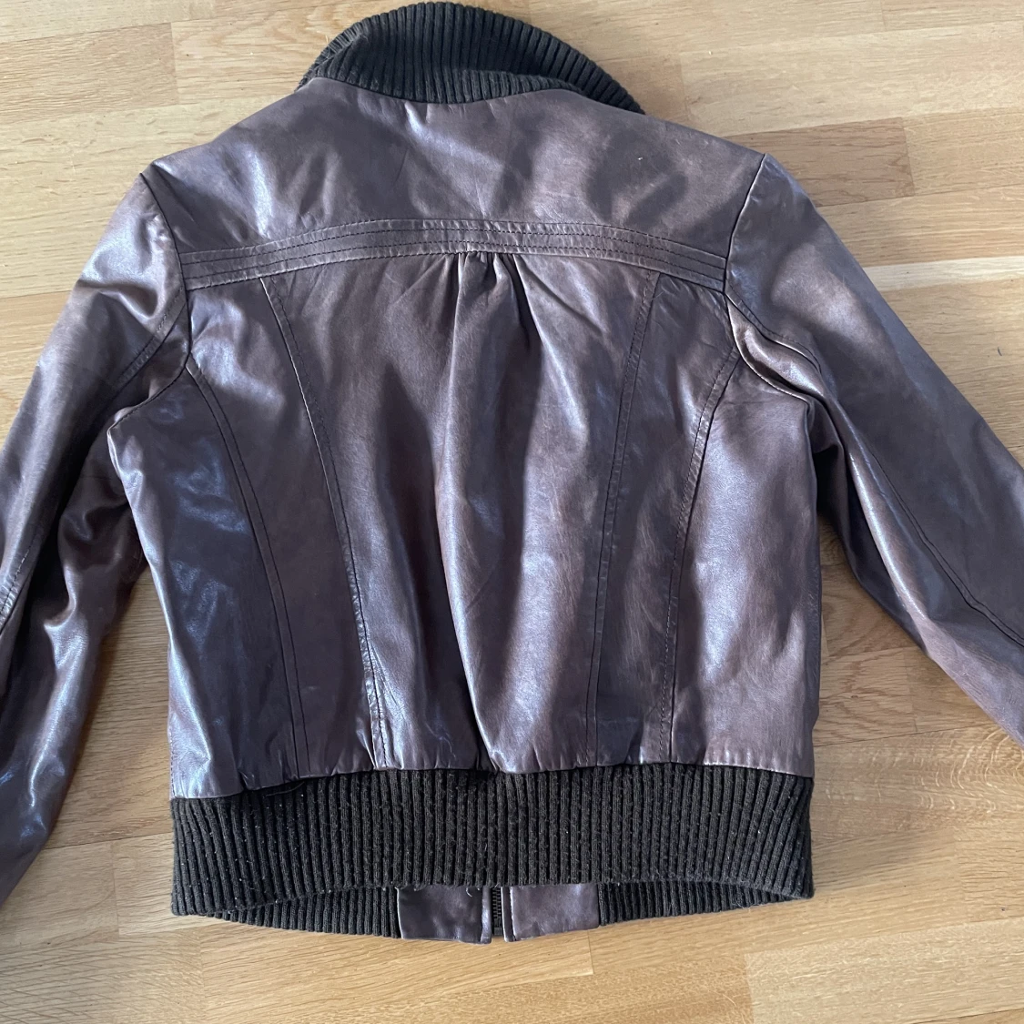 Brun läder jacka - 90