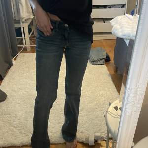Snygga lågmidjade jeans, knappt använda, 164 cm lång och sitter perfekt på mig💞💞