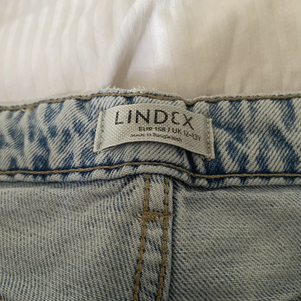 Ett par blåa jeans ifrån lindex. Storlek 158. Säljer för 100kr  . Jeans & Byxor.