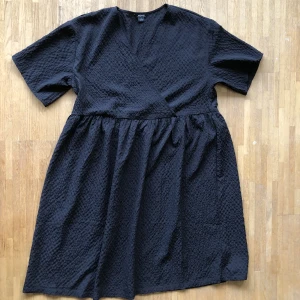 Monki, klänning - Svart klänning i lätt, räfflat tyg från Monki. Mycket bra skick, inga tecken på användning 