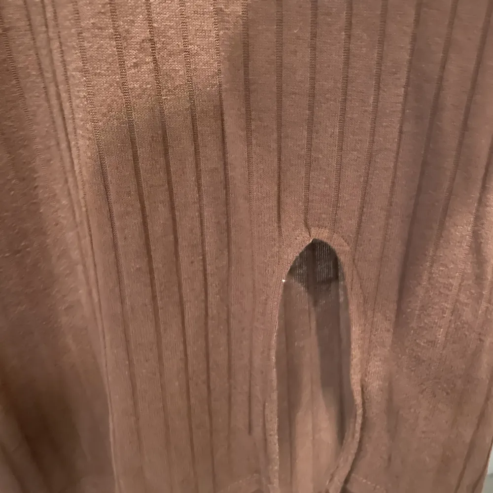 Finstackad ribbad brun klänning från na-kd med liten slits på vänstra sidan. Klänningar.