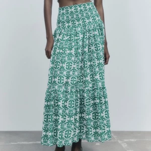 Långkjol zara - Helt stört snygg långkjol från zara som är helt ny med lappen kvar🥰 slutsåld på hemsidan 