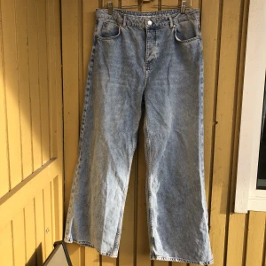 Baggy jeans - Baggy/oversize jeans i ljus tvätt.  100% Cotton Skick: Mycket bra skick, inga tecken på användning  Storlek: W34