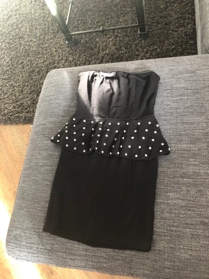 Klänningar  - Två par klänningar, knappt använd-oanvänd  Nr 1/XS/BikBok Nr 2/S/New Yorker  Båda för 150kr eller 85kr/styck