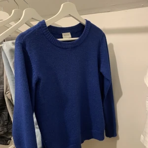 Stickad tröja  - Säljer nu denna blåa Vila tröjan🫶🏽