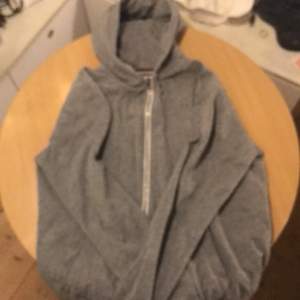 Snygg zip hoodie från selected home. Säljer för att den inte passar. I bra skick utan några defekter. Storlek M men passar mer som s/xs. Pris kan diskuteras. 