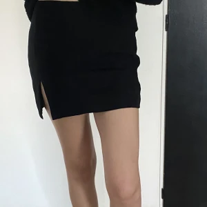 Svart linnekjol med slits - En svart linnekjol med slits från H&M. Använd en gång. Passar perfekt till ett par höga stövlar. Säljs för 100kr men frakt tillkommer.