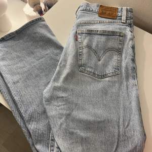 Säljer mina blåa Levi’s jeans ribcage straight i fint skick, storlek W28 L27, jag är 164cm, nypris 1349kr💙