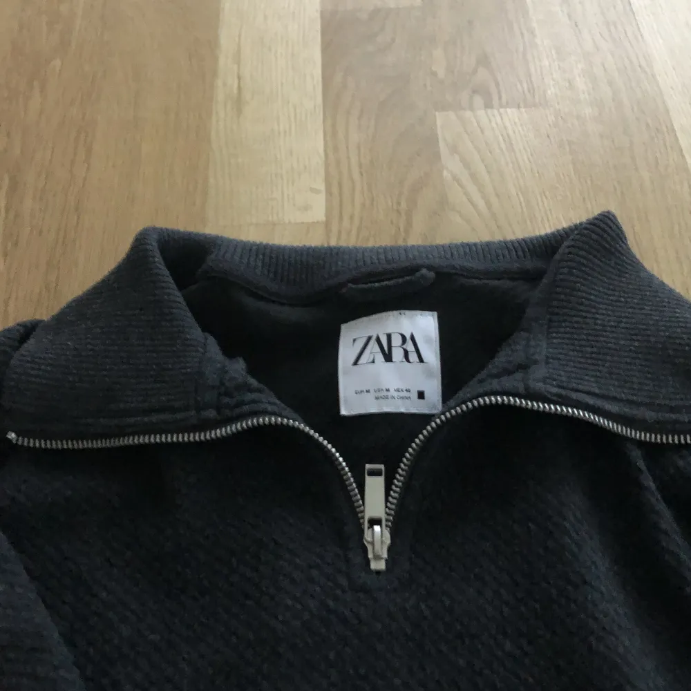 Zip up tröja från zara i storlek M Kan gå ner i pris vid snabb affär. Köpare står för frakr. Tröjor & Koftor.