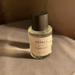 Essnce  - En essnce parfym i doften Femina vivit endast testad så typ helt full då doften inte passar mig. Enda defekten är att etiketten har blivit skrynklig. 