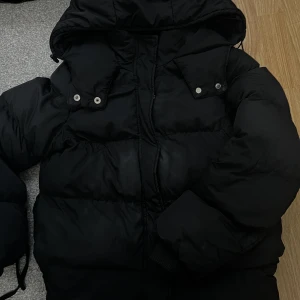 Svart pufferjacket - Svart pufferjacket i storlek S