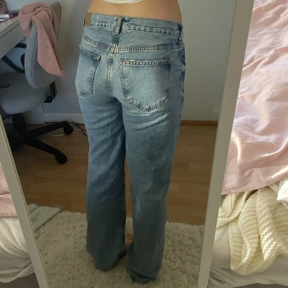 Säljer dessa trendiga lågmidjade jeans från Gina då jag har flera likande. Använda men inget som som syns eller märks.. Jeans & Byxor.