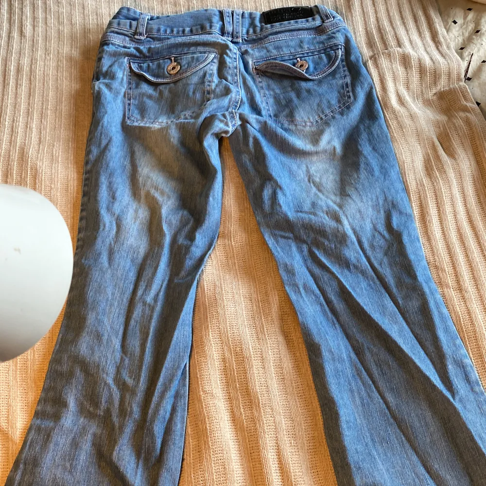 Förlåt för att byxorna är skrynkliga men kommer självklart stryka dessa vid köp 💗 Har använts några få gånger så de är i  fint skick ✨ Köpta för ca ett år sen, säljer då de inte passar längre 💓Lite större fickor än vanligt! 🎉  Kontakta för bilder,etc.😊. Jeans & Byxor.