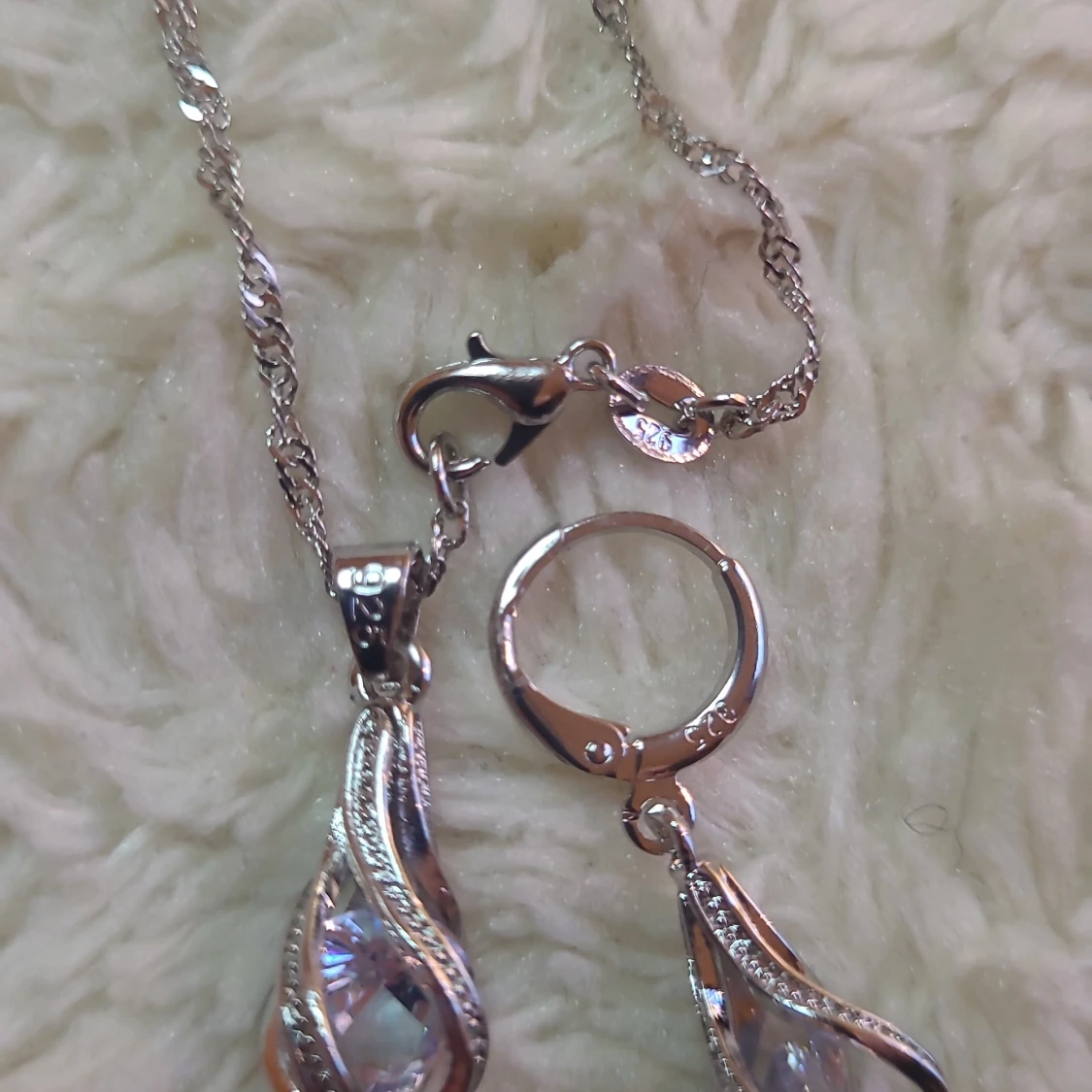 Halsband med hänge och öronhängen med zirkonia stenar - 90