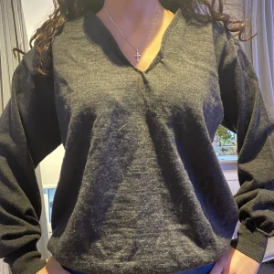 Tröja  - Köpte en fin tröja från second hand för 350kr. Säljer för 70 kr. Jag har sytt om den lite vid kragen därför säljer ja billigt. 