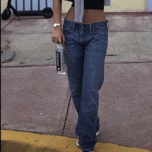 Lågmidjade zara jeans - Lågmidjade straight zara jeans. Älskar dem men får inte användning för dem riktigt. Första bilden är lånad men resten är mina💘