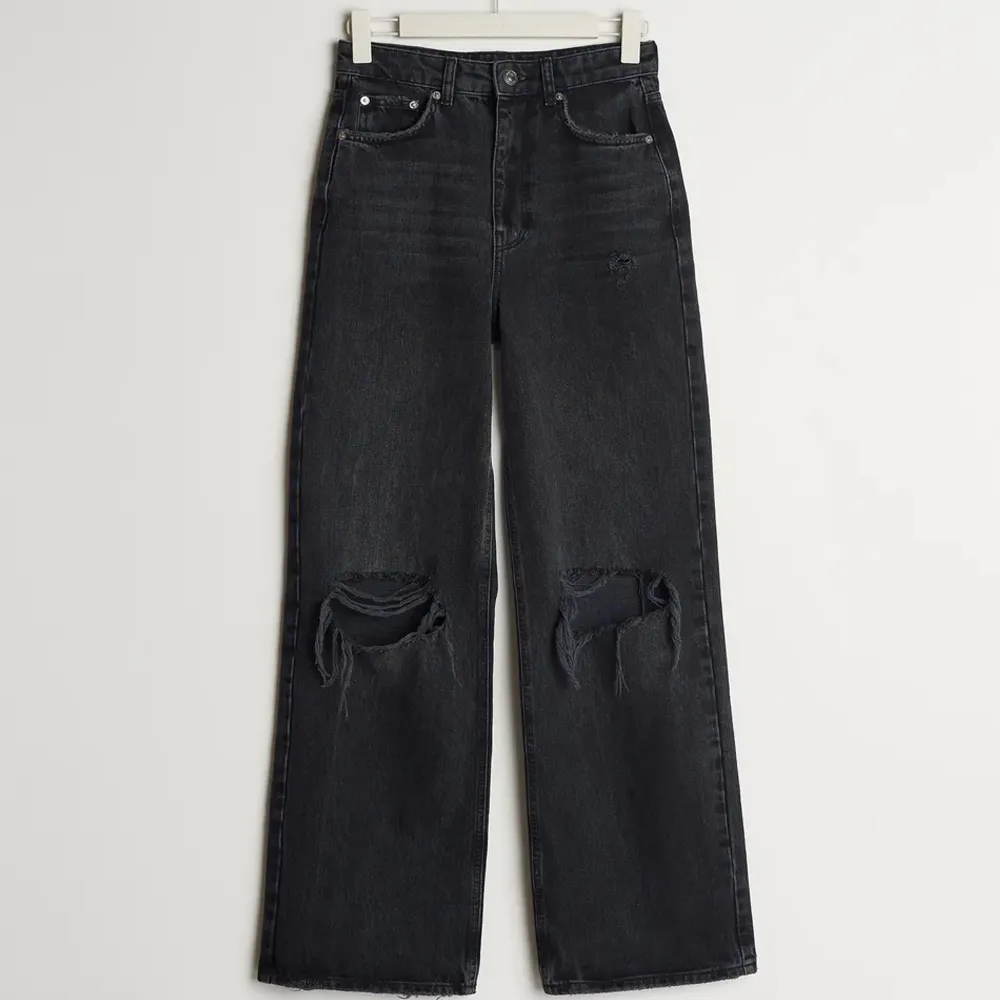 Svarta baggyjeans från Gina som inte längre går till användning är i stl 158 men skulle säga att de även passar om man har xs. Jeans & Byxor.