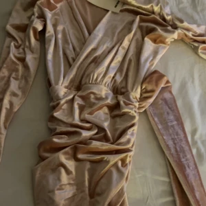 Samet klänning  - En jätte fin tajt klänning. Som är jätte skön och även varm! Passar jätte fint och helt ny! 