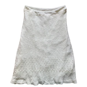 Stickad vit vintage kjol - Såå fin kjol som är stickad med silkes tyg innanför plagget. Perfekt till sommaren och våren! M på lapp men mer en XS/S. Köparen står för frakt. 💕