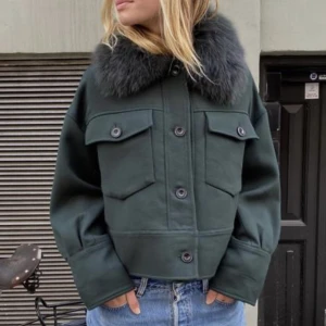 Meotine jacka  - Jag säljer nu min gröna Meotine jacka som är som ny. Budgivningen göra privat. Skriv till mig om ni har ett bud. Kan med tänka mig byta mot en svart 