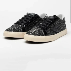 Le temps des cerises skor - Säljer mina svarta glittriga skor från märket le temps des cerises. De är använda ett fåtal gånger så i väldigt bra skick🌟🌟 köpte de för 700kr