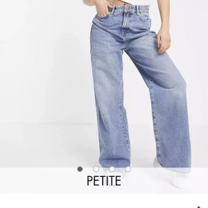 jättesnygga petite jeans  - storlek 42, petit. nyskick, endast använda två gånger! säljer då jag inte använder dem längre. köparen står för frakten. hör av er vid frågor❤️‍🔥