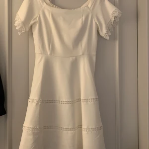 Studentklänning  - Vit klänning från Mint&Berries, off shoulder, perfekt till studenten🌟