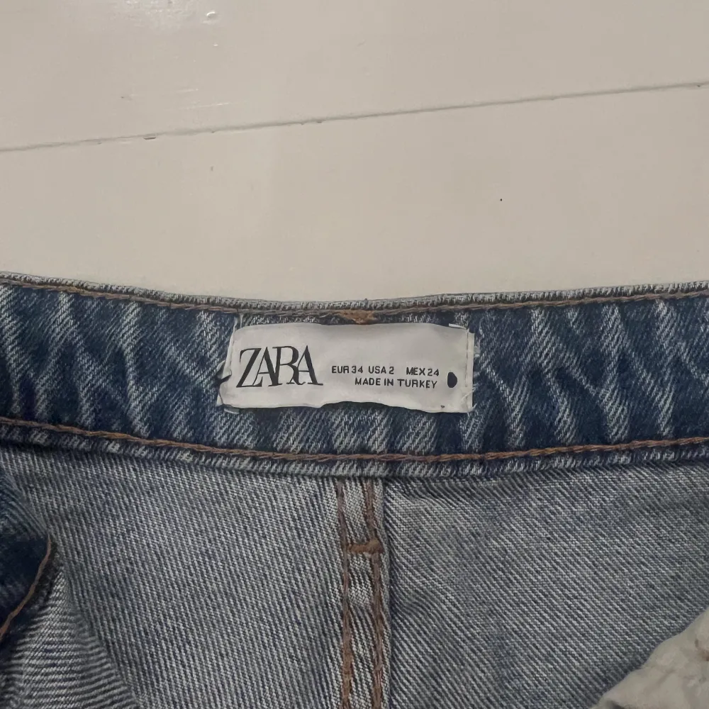 Shorts från Zara, mycket bra skick⭐️köp dirket för 260. Shorts.