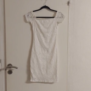 Vit sommarklänning - En assöt sommarklänning. Köpt på Ginatricot men aldrig andvänt. 