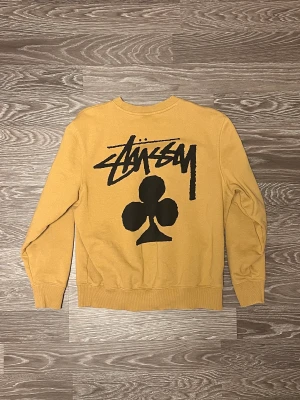 Stussy sweatshirt  - Använd och tvättad ett fåtal gånger, passar S/M, condition 9/10