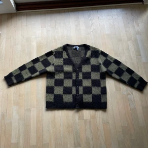 Basketcase Gallery mohair cardigan - Fet basketcase gallery piece, sitter boxy. Cond är som ny 💗 $200 ny och runt en tusenlapp i tullen från usa, därav priset