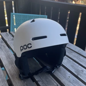 Vit POC hjälm - Snygg vit POC hjälm i storlek M/L (55-58 cm) Väldigt bra skick men har några mindre märken på utsidan (se bild 3). Går att justera storlek. 
