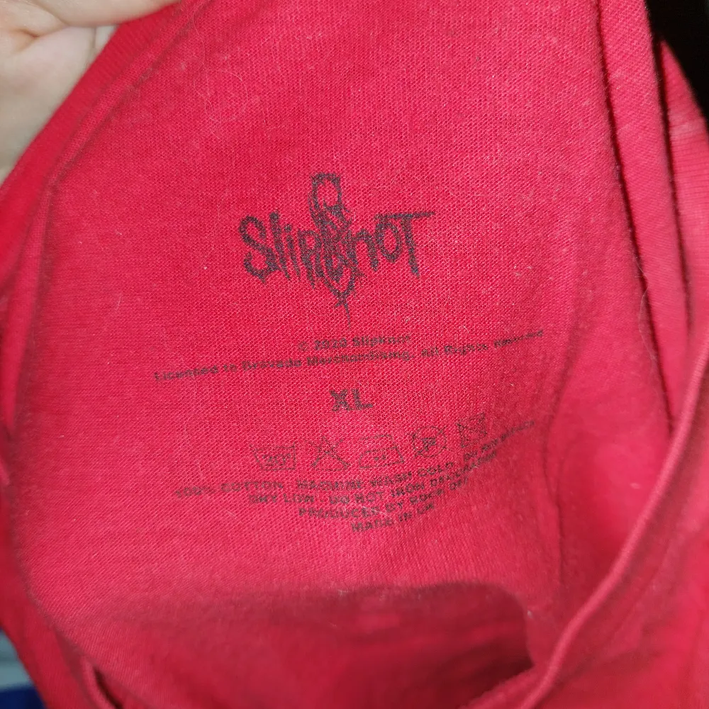 Slipknot t shirt i storlek XL men sitter som Large, köpt från deras hemsida 2020, använd fåtal gånger och har ingen slitnad, PAKETET KAN SKICKAS. T-shirts.
