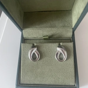 Örhängen💘💘 - Säljer dessa sjukt snygga örhängena från Edblad💘💘Säljer pga av att de aldrig kommit till användning💕 Nypris 499kr mitt pris 200kr💫💫