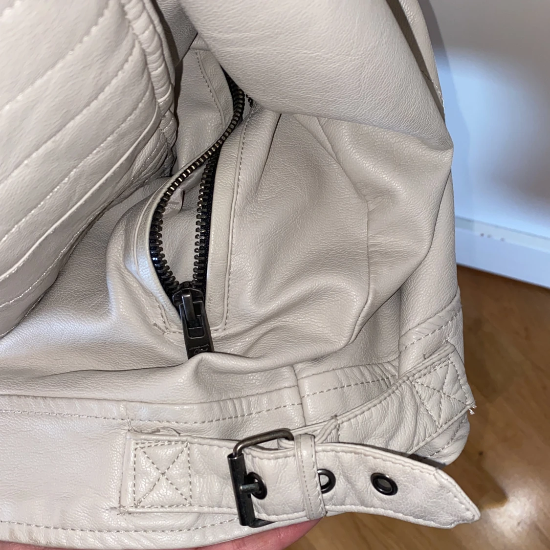 Beige dam skinnjacka för 299kr - 90