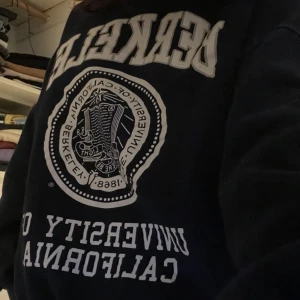 college tröja   - Säljer denna som är köpt i London, secondhand affär men som inte kommer till användning. Den är väldigt oversized, S/M. Mörkblå. tror den är för kort för att en kille ska kunna bära den 
