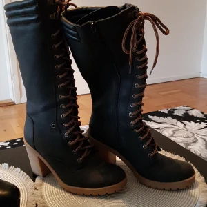 Nya stövla  - Ett par stövlar i bra skicka använda en gång bara och ett par korta stövlar aldrig använda helt nya . Både par för 300 kr. 