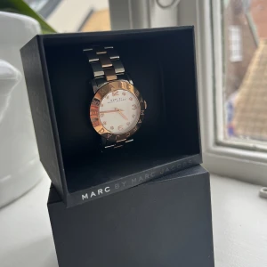 Marc Jacobs klocka - Marc Jacobs klocka i silver & rose guld. Aldrig använd, nyskick.  Originalbox finns. Serienummer: 111407