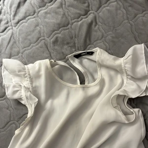 Blus - En vit fin gullig blus i storleken 34 🥰