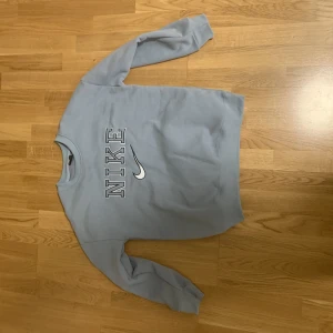 Nike sweatshirt  - Säljer denna tröja eftersom den inte kommer till användning   Skicket är som ny Storlek M Färgen är blå  Skicket är 