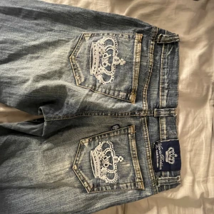 Victoria Beckham  - Säljer dessa fina jeans från Victoria Beckham! Säljer på grund av att de är för små! Innerbenslängden är 80cm och midjemåttet är 34 rakt över❤️