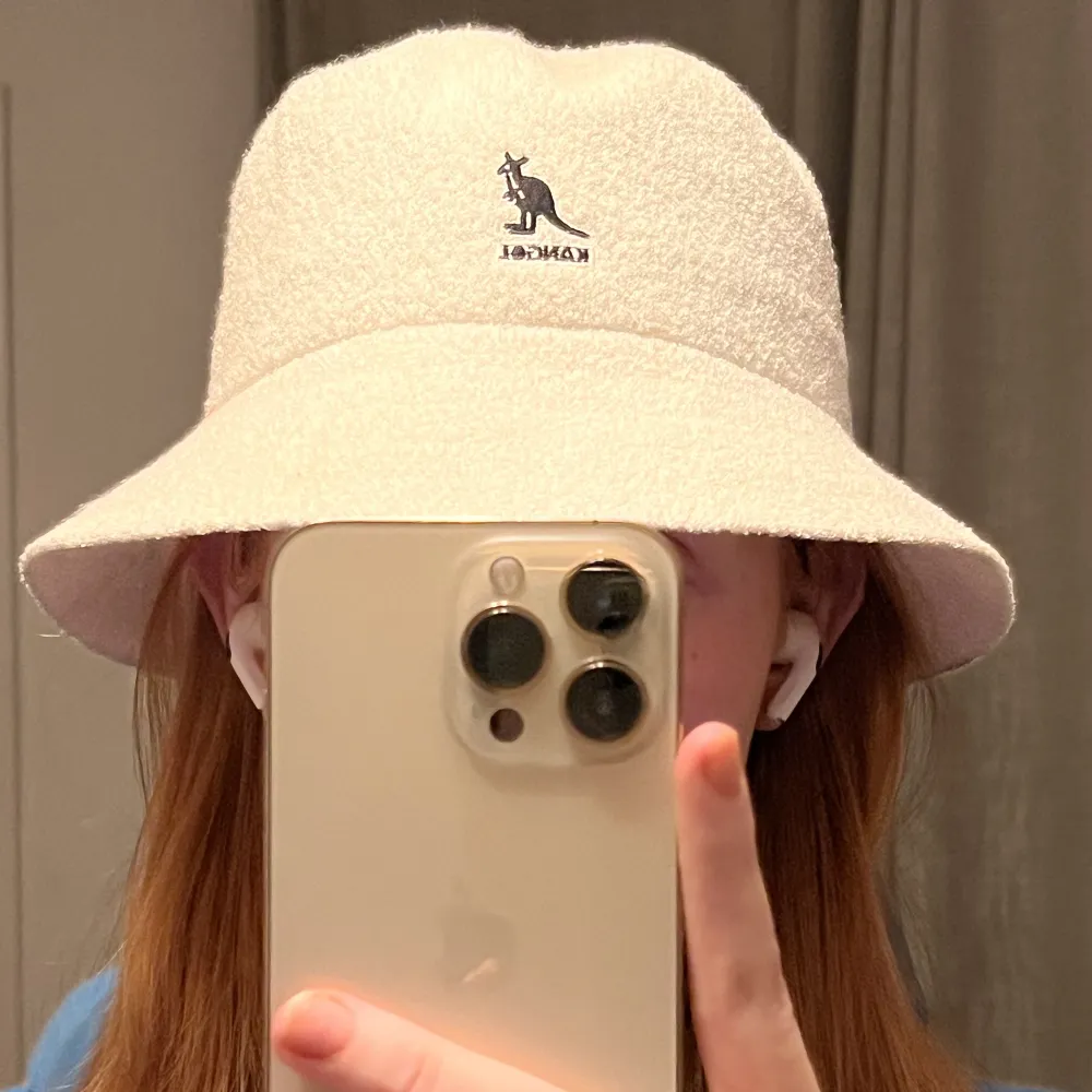 Kangol bucket hat i nyskick. Säljes för att jag inte använder den.   Nypris 799kr. Övrigt.