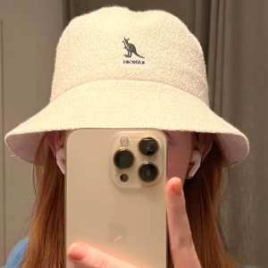Kangol bucket hat  - Kangol bucket hat i nyskick. Säljes för att jag inte använder den.   Nypris 799kr