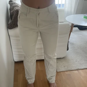 Beiga byxor - Perfekta ljusa byxan från NELLY, rak modell med medel/hög midja. Långa i benen, men går att lägga upp enkelt om man önskar. Stretchiga i  materialet Nyskick❤️