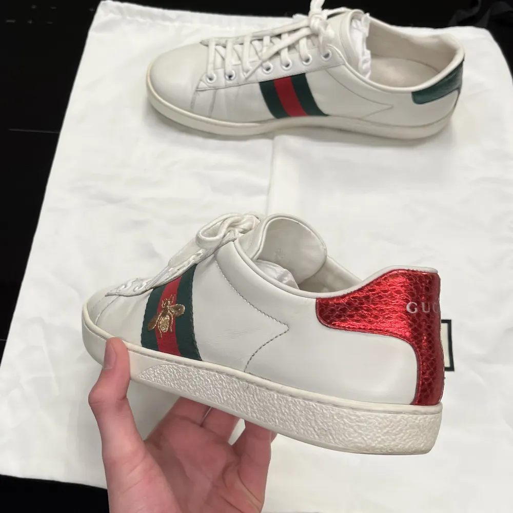 Modell: Gucci ( Women's Ace sneaker with bee ) Skick: 7,5/10 Retail: 6895kr Mitt pris: 2250kr. Skor.